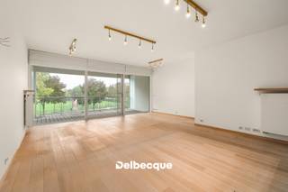 Dit smaakvolle en ruime appartement maakt deel uit van de "Residentie Mouterie" te Brugge, en bevindt zich aan de zijde van het Zuidervaartje, waar men van een open zicht (tot aan de Brugse Vesten) en een gunstige zonoriëntatie geniet. Het appartement situeert zich op de tweede verdieping en heeft een bewoonbare oppervlakte van +/- 95 m² + een ruim terras van +/- 14 m² met een open zicht in de richting van Brugge en op het omliggend groen. Het appartement beschikt over een uiterst rationele indeling: een lichtrijke leefruimte met toegang tot het terras, geïnstalleerde keuken, 2 volwaardige slaapkamers, badkamer met ligbad, toilet en dubbele lavabo, berging, douchekamer en gastentoilet. Aan de voorzijde is er een schitterend terras wat zorgt voor een aangename 'buiten' beleving uitkijkend op water en groen. In de ondergrondse verdieping is er een ruime kelder inbegrepen. Er bestaat de mogelijkheid om een parkeerplaats bij te kopen t.w.v. € 20.000,-. <br /><br />Contacteer ons snel voor een bezoek aan dit mooie appartement: www.immodelbecque.be of 050 45 03 45