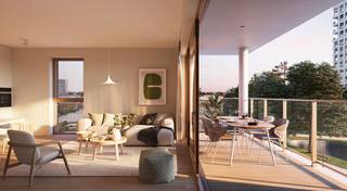 In de bruisende stadswijk Oosteroever stellen we met trots residentie Park 27 voor: een hedendaags nieuwbouwproject op een unieke locatie aan de Belgische kust, tegenover het groene park Central@Sea. 

In het project zitten heel wat investeringsopportuniteiten alsook royale appartementen voor permanente bewoning. De 60 appartementen met 1, 2 of 3 slaapkamers zijn ontworpen met oog voor comfort, privacy en esthetiek. Grote raampartijen met zonwerend glas, doorzonappartementen met veel lichtinval, en ruime terrassen van 10 tot maar liefst 97 m² waar je volop geniet van het open parkzicht. Bewoonbare oppervlaktes variëren van 59 tot 182 m². 

De tijdloze architectuur – met duurzame baksteen en elegante aluminium ramen – sluit naadloos aan bij de omgeving. Alle appartementen beschikken over een hoogwaardige afwerking, volledig uitgeruste keukens en badkamer(s), en een doordachte indeling met maximale privacy.

Daarbovenop geniet je van een uitstekende ligging: vlak bij het strand, op wandelafstand van winkels en horeca, en met de overzetboot naar de stad binnen handbereik. Ondergrondse parkeerplaatsen en private bergingen zijn beschikbaar.

Ontdek het volledige masterplan en het actuele aanbod via 050 70 81 74, hello@keyimmo.be of op www.keyimmo.be/oosteroever