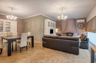 <p><strong>Te koop: Open bebouwing in het groen te Beringen (Koerselsesteenweg)</strong></p>

<p>Op zoek naar ruimte, rust én een centrale ligging? Deze open bebouwing uit 1973 bevindt zich op een prachtig perceel van maar liefst 1.394 m², in een groene en landelijke omgeving, vlakbij het centrum en openbaar vervoer.</p>

<p>De woning biedt een royale bewoonbare oppervlakte en is ideaal voor gezinnen of wie graag ruim woont met privacy. Dankzij het EPC-label C geniet u bovendien van een degelijke energieprestatie.</p>

<p><strong>Indeling:</strong></p>

<p><strong>Gelijkvloers:</strong></p>

<ul><li>Inkomhal met toegang tot de leefruimtes</li><li>Lichtrijke en gezellige woonkamer</li><li>Functionele keuken met rechtstreekse toegang tot de veranda</li><li>Veranda met mooi zicht op de tuin</li><li>Badkamer met basiscomfort</li><li>Wasplaats en apart toilet</li><li>Achterhal</li><li>Vier volwaardige slaapkamers, ideaal voor gezin of thuiswerk</li></ul>

<p><strong>Zolder:</strong></p>

<ul><li>Ruime zolderverdieping, momenteel ingericht als bergruimte</li><li>Mogelijkheid tot het creëren van extra kamers, mits het plaatsen van een vaste trap (onder voorbehoud van de geldende regelgeving)</li></ul>

<p><strong>Kelder &amp;amp; bijgebouwen:</strong></p>

<ul><li>Kelder voor extra opslagruimte</li><li>Garage</li><li>Tuinhuis, ideaal voor hobby of opslag</li></ul>

<p><strong>Troeven:</strong></p>

<p>✔ Ruim perceel van 1.394 m² in een groene omgeving</p>

<p>✔ Ideale combinatie van rust en centrale ligging</p>

<p>Kortom: een woning met veel potentieel, ruimte en uitbreidingsmogelijkheden voor wie comfortabel wil wonen in het groen.</p>

<p>&amp;#128222; Interesse? Neem vandaag nog contact op met uw ERA-makelaar en plan een bezoek!</p>

<p><strong>JOUW DROOMHUIS. ZO GEVONDEN!</strong></p>