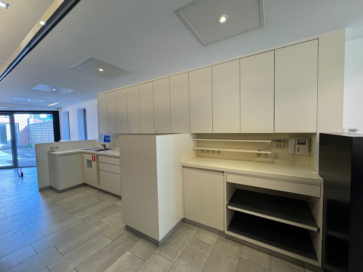Ready to move in, centrally located store (103m²) - photo 4