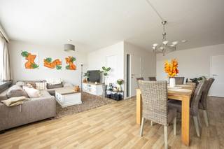 Ruim en licht appartement op de 3de verdieping (lift aanwezig) met o.a. 2 slaapkamers, 2 terrassen en een overdekte autostaanplaats nabij het...