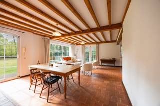 <p><span>Voor verdere info of een vrijblijvende waardebepaling van uw eigendom: jordi.broes@homixx.be of 016 199 340.<br /><br />In de rustige en uiterst groene Spiekelei te Bonheiden, in een rustige zijstraat van de Rijmenamseweg, stellen we u graag deze charmante vrijstaande woning voor. <br />Gelegen op een indrukwekkend en zonovergoten perceel van 1.260 m², met een royale bewoonbare oppervlakte van maar liefst 241 m², geniet u hier dagelijks van een groene setting, optimale privacy en een heerlijk rustige leefomgeving.</span></p>
<p><span>Deze charmante en karaktervolle woning beschikt over een solide basis, heel wat hedendaags comfort en biedt tegelijk de mogelijkheid om bepaalde ruimtes verder naar eigen smaak en wensen in te richten. <br />Zo onderging de woning in 2021 reeds renovatiewerken, werd het platte dak van de woonkamer vernieuwd in 2023 en werd in 2026 een nieuwe aardgasketel geïnstalleerd. <br />Bovendien werden in 2022 de kelder, kruipkelder en spouwmuren geïsoleerd. <br />Een grote troef is dat er geen renovatieplicht geldt, waardoor u de woning op uw eigen tempo verder kunt vormgeven tot een fantastische thuis.</span></p>
<p><span>Bij het betreden van de woning komt u via de inkom en de traphal, die met prachtige glazen deuren van elkaar gescheiden zijn, terecht in de verschillende leefruimtes. <br />De gezellige woonkamer met grenen vloer geniet van een aangenaam zicht op het overdekte terras en de achtertuin. <br />Daarnaast bevindt zich een tweede leef- en eetkamer met een matte terracottavloer, grote raampartijen met zicht op de voortuin en een gezellige pelletkachel. <br />De functionele keuken sluit naadloos aan op het leefgedeelte en wordt aangevuld met een praktische bijkeuken en wasplaats, voorzien van aansluitingen voor wasmachine, vaatwasser en droogkast.</span></p>
<p><span>Verder beschikt de gelijkvloerse verdieping over een volwaardige slaapkamer en een badkamer met ligbad, douchekraan, dubbele lavabo en toilet. <br />De eerste verdieping omvat een tweede badkamer met douche, lavabo en toilet, evenals extra bijkomende ruimtes met ingemaakte kasten en een grenen vloer, waarvan één als volwaardige slaapkamer is ingericht. <br />Hierdoor zijn er tal van mogelijkheden voor gezinnen, thuiswerkers of wie extra hobbyruimte wenst.</span></p>
<p><span>Ook aan praktische bergruimte is er geen gebrek. <br />De woning beschikt over een handige wasplaats, een kelder en een kruipkelder. <br />De lange inpandige garage biedt plaats aan twee wagens achter elkaar en op de oprit zijn er nog meerdere parkeerplaatsen voorzien.</span></p>
<p><span>Buiten kunt u in alle rust genieten van het gezellige overdekte terras met open haard en barbecue, met een prachtig en rustgevend zicht op het ruime perceel. <br />De tuin is bovendien uitgerust met een tuinhuis en een recent vernieuwde achteromheining, wat het geheel extra praktisch en aangenaam maakt.</span></p>
<p><span>De verwarming gebeurt via een recent vernieuwde aardgasketel, radiatoren en een gezellige pelletkachel.</span></p>
<p><span>Een unieke opportuniteit voor wie op zoek is naar een ruime vrijstaande woning met karakter, een prachtig perceel en tal van mogelijkheden, op een echte toplocatie in het groen te Bonheiden!</span></p>