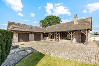 Deze open bebouwing, gebouwd in 1988, is gelegen op een zeer gunstige en rustige locatie in het landelijke Herdersem. Dankzij de praktische...