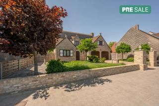 Bent u op zoek naar een exclusieve eigendom te koop die comfort en ruimte perfect combineert? Deze charmante en perfect onderhouden villa op een royaal perceel van 998 m² is ook uitermate geschikt voor een vrij beroep. Gelegen in het schilderachtige Lissewege, geniet u hier van een oase van rust met een bewoonbare oppervlakte van maar liefst 270 m².Dankzij de strategische ligging is de bereikbaarheid uitstekend. U bevindt zich in de nabijheid van belangrijke invalswegen zoals de A11, waardoor zowel de Belgische kust als het historische centrum van Brugge vlot bereikbaar zijn. Dit maakt het de ideale uitvalsbasis voor wie houdt van een rustige woonomgeving.Dankzij de aanwezigheid van zonnepanelen en een thuisbatterij bent u alvast voorbereid op de toekomst. De absolute eyecatcher is de prachtig aangelegde, zonnige tuin met een groot terras en een heerlijk verwarmd zwembad. Ideaal aanbod voor vaste woonst, tweede verblijf of vrij beroep. Bent u op zoek naar een villa vlakbij Knokke-Heist en Brugge? Neem dan zeker contact op voor een bezoek of meer informatie met de dossierbeheerder Arne Vandierendonck via 0493 25 35 85 of arne.vandierendonck@dewaele.comDe eigendom wordt aangeboden via de Pre-sale formule. Van 20/06/2026 om 10:00 tot 27/06/2026 om 16:00 kan u de woning op afspraak komen bezichtigen en een bod uitbrengen. De vermelde prijs is een instelprijs. Voor meer info, gelieve contact op te nemen met de dossierverantwoordelijke.Bestuursmaatregelen in het maatregelenregister: nee