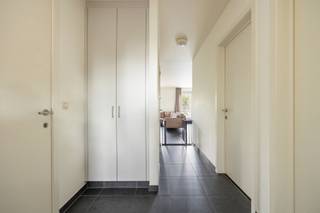 INDELING1STE VERDIEPINGInkomhal met ingemaakte kasten. Toiletruimte met wastafel.Badkamer met dubbel badkamermeubel, douchecel en ligbad...