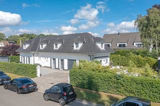Exclusieve villa met zwembad en poolhouse te koop in een rustige, groene omgeving in Bouchout.De woning is omringd door groen en biedt absolute rust...