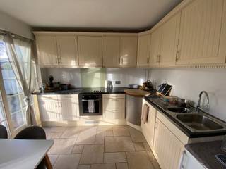 Deze knappe en ruime woning is rustig gelegen, maar toch kort bij op- en afritten van de autosnelweg.Deze recente woning is modern, tijdloos en...