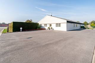 Ambachtelijke zone Gavershoek Meulebeke nabij Randweg.Verzorgde, lichtrijke en instapklare woning van 150 m² met atelier van 375 m² waarvan 100 m²...