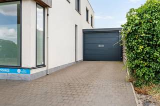 <p>TE KOOP: Ruime halfopen woning met 5 slaapkamers op centrale ligging in Waregem!</p><p>Vanafprijs, doe gerust een hoger bod!</p><p>Ontdek deze ruime halfopen woning in de Vredestraat, centraal gelegen in Waregem, op korte afstand van het administratief centrum en met een vlotte verbinding naar de belangrijkste invalswegen.<br />Ideale opportuniteit voor wie op zoek is naar veel woonruimte, een praktische indeling en tal van mogelijkheden.</p><p>INDELING: inkomhal, lichtrijke leefruimte, functionele keuken, 5 volwaardige slaapkamers, 2 badkamers, wasplaats, atelier en een polyvalente ruimte die perfect kan dienen als handelsruimte, bureau of hobbyruimte. Verder beschikt de woning over een praktische kelder, een garage, een carport en een gezellig terras.</p><p>TROEVEN:<br />- centrale ligging nabij het centrum van Waregem<br />- 5 slaapkamers en 2 badkamers<br />- garage én carport<br />- atelier en polyvalente ruimte met tal van mogelijkheden<br />- veel bergruimte dankzij kelder en wasplaats</p><p>Meer informatie of een bezoek: charlotte@immobeguin.be</p>