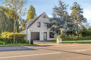Langs de Koksijdesteenweg 27 te Oostduinkerke vinden we deze gerenoveerde villa op een zuidgericht perceel van 805m². De woning beschikt o.a. over 4 badkamers en 3 badkamers. Vanuit de lichtrijke leefruimte geniet men van prachtige vergezichten!<br /><br />Op zoek naar interessante immo te Koksijde - Oostduinkerke? Lees dan zeker verder!<br /><br />INDELING<br />> Gelijkvloers:<br />- inkomhal met toegang tot de inpandige garage<br />- vestiaire<br />- apart toilet<br />- wasplaats<br />- leefruimte, ingedeeld in eet- en zitplaats gescheiden door de houthaard, met open geïnstalleerde keuken<br />- bureauruimte<br />- master slaapkamer met ensuite badkamer (dubbele lavabo, ligbad én inloopdouche) <br /><br />> Eerste verdieping<br />- 3 ruime slaapkamers  waarvan één met douchekamer<br />- aparte douchekamer<br />- apart toilet<br />- toegang tot de bergzolder<br /><br />TROEVEN <br />+ Volledig gerenoveerd in 2023: goedgekeurde elektrische installatie, asbestveilig, EPC B, ...<br />+ Incl. 12 zonnepanelen<br />+ Met een slaapkamer en badkamer op de gelijkvloerse verdieping is deze woning geschikt voor levenslang wonen!<br />+ Vlotte verbinding naar de E40 en nabij golf Hof ter Hille<br /><br />Interesse in dit prachtig huis te koop in Koksijde - Oostduinkerke? Neem dan zeker contact op met de dossierverantwoordelijk Sarah Velle via 0470 10 52 78 of sarah.velle@dewaele.com.