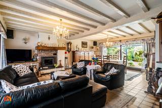 Op een uitstekende locatie te Duffel bevindt zich deze ruime woning met 4 slaapkamers en een sfeervolle tuin met bijgebouw op een mooi perceel van 2206 m². U geniet hier van een landelijke, doch gunstige ligging nabij het centrum van Duffel met winkels, scholen, openbaar vervoer en vlakbij belangrijke invalswegen.<br /><br />Benieuwd naar deze woning? Klik HIER voor een eerste virtuele beleving!<br /><br />We betreden de woning via de inkomhal met vestiaire en apart gastentoilet. De ruime leefruimte geniet van veel lichtinval door de vele raampartijen, is voorzien van een houtkachel en kan u inrichten met een gezellige zithoek en aparte eetplaats. De keuken met zicht op de tuin is voorzien van kwalitatieve toestellen en geeft toegang tot het overdekte terras. De nachthal geeft ons toegang tot 3 slaapkamers en de badkamer, uitgerust met dubbele lavabo, douchebad en toilet. De woning beschikt verder op het gelijkvloers nog over een bureauruimte en een dubbele inpandige garage. Op de eerste verdieping bevindt er zich een erg ruime slaapkamer en 2 aparte zolderruimtes die, indien gewenst, verder afgewerkt kunnen worden tot slaapkamers of extra woonruimte. De woning beschikt daarnaast ook over een praktische kelder en een goed georiënteerde tuin, met overdekt terras, waarin u steeds in alle rust en privacy kan genieten van het mooie weer. Tot slot is de woning voorzien van zonnepanelen, een zonneboiler en geniet ze van een gunstig E-peil van 207!<br /><br />Achteraan de tuin bevindt zich nog een apart bijgebouw dat ingericht werd met een eigen keuken, een woonkamer, een slaapkamer en een badkamer met douchebad, lavabo en toilet. Dit biedt veel mogelijkheden voor mensen die op zoek zijn naar een extra logeerruimte of zorg-unit. <br /><br />Dit is een uitstekende opportuniteit als u op zoek bent naar een ruime woning op een mooi perceel te Duffel. Contacteer ons voor meer informatie op +32 479/47.09.61 of neem een kijkje op www.boonstravastgoed.be . <br /><br />Bijzonderheden : <br />- 4 slaapkamers<br />- Ruim bijgebouw<br />- Perceel = 2206 m²