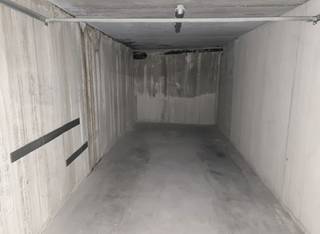 Op zoek naar een goed gelegen garagebox? Deze enkele garagebox in de M. Devriendtlaan is zo'n 7,5 meter diep tot 2,5 meter breed en biedt plaats voor een wagen met extra opslag. Gelegen op niveau -1 van een verzorgd complex, met kantelpoort, lichtpunt en stopcontact. Dankzij de centrale ligging vlak bij woongebied, zeedijk en duinen is dit de ideale keuze voor zowel bewoners als tweede verblijvers. Interesse? Contacteer ons snel voor meer info of een bezoek!<br /><br />Overstromingsgevoeligheid: P-score: C (0219/00E004); G-score: A (ID 30697889) | Stedenbouwkundige inl.: Woongebied, Vergund, Geen rechtelijke maatregel of bestuurlijke maatregel opgelegd, Geen voorkooprecht, Geen verkavelingsvergunning.