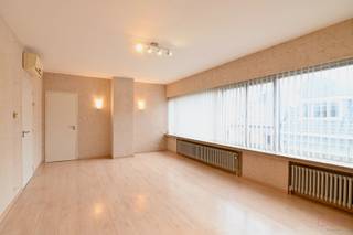 Dit appartement is gelegen op het tweede verdiep van een verzorgde residentie aan de Prins Albertlaan, op wandelafstand van het centrum van Sint-Truiden. Dankzij de centrale ligging bevinden winkels, scholen, openbaar vervoer en diverse voorzieningen zich steeds binnen handbereik, wat dit appartement bijzonder aantrekkelijk maakt voor zowel starters als investeerders.<br /><br />Bij het binnenkomen betreedt u de inkomhal, die toegang geeft tot de verschillende ruimtes, allen praktisch ingedeeld. De gezellige leefruimte geniet van heel wat lichtinval dankzij de grote raampartij en sluit aan op de keuken, waardoor een aangename en luchtige leefsfeer ontstaat. Het appartement beschikt over één slaapkamer, een aansluitende badkamer en een apart toilet.<br /><br />Aansluitend is er een inpandig terras dat extra buitenruimte biedt om te ontspannen. Er is voldoende ruimte om tafels en stoelen te plaatsen.<br /><br />In de kelderverdieping is een private berging voorzien, ideaal voor het opbergen van fietsen, voorraad of seizoensspullen. Ter hoogte van de gemeenschappelijke inkomhal is er gemeenschappelijk ruimte voorzien voor het plaatsen van fietsen.<br /><br />Dit appartement biedt een uitstekende basis voor wie graag naar eigen smaak wil opfrissen, en combineert een gunstige prijs alsook mogelijk huurrendement, dankzij zijn topligging in Sint-Truiden.<br /><br />Interesse? Contacteer ons voor meer informatie of om een bezoek in te plannen op 011 70 70 19!