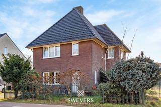 Deze te renoveren open bebouwing in de Biestraat in Heusden biedt ruime volumes, veel lichtinval en een zuidgericht perceel van 6a80ca. De woning dateert uit 1948, heeft een bewoonbare oppervlakte van ca. 174 m² en beschikt over meerdere verdiepingen, een kelder en een uitbreidbare zolder. Op het gelijkvloers bevinden zich de leefruimte en keuken, met potentieel voor een open indeling richting tuin. De eerste verdieping telt drie volwaardige slaapkamers en ruimte voor een badkamer. De woning is uitgerust met gasverwarming, pvc-ramen met dubbel glas en rolluiken, maar vereist renovatie conform de geldende verplichtingen. Momenteel is het pand verhuurd aan €1.200 per maand, wat het ook interessant maakt als investering.<br /><br />Dit pand is onderworpen aan de renovatieverplichting van de Vlaamse overheid voor residentiële gebouwen (behoudens bij sloop binnen 5 jaar na de aankoop). Consulteer voor meer informatie de website van het Vlaams Energie- en Klimaatagentschap via https://www.vlaanderen.be/een-huis-of-appartement-kopen/renovatieverplichting-voor-residentiele-gebouwen.<br /><br />Naast residentieel gebruik biedt het perceel ontwikkelingspotentieel, mogelijk voor herontwikkeling (onder voorbehoud van vergunningen). De ligging is gunstig, met vlotte bereikbaarheid van openbaar vervoer, winkels, scholen en belangrijke verbindingswegen. Deze eigendom combineert ruimte, ligging en toekomstmogelijkheden. Bel ons vandaag nog voor een persoonlijke rondleiding. Wij van Swevers Real Estate helpen je maar al te graag verder. tel. 011 255 155. Bron bewoonbare oppervlakte: EPC-verslag.
