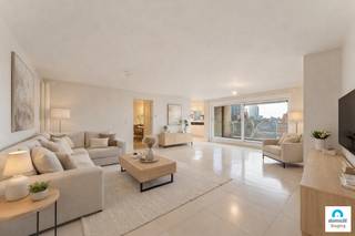 Ruim en luxueus appartement met 3 slaapkamers in hartje RoeselareOp zoek naar een instapklaar appartement met 2 terrassen dat ruimte, comfort én een...