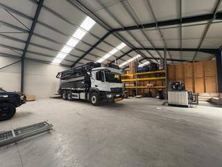Op een vlot bereikbare locatie in Torhout bevindt zich deze praktische en ruime opslagloods van ca. 329 m². De loods is geschikt voor opslagdoeleinden.<br /><br />De loods is vlot toegankelijk en biedt een functionele indeling met een ruime toegangspoort en bijkomende toegangsdeur met klaviercode, wat zorgt voor extra veiligheid en gebruiksgemak. De loods is beschikbaar vanaf juli.<br /><br />Kenmerken:<br />-Totale oppervlakte: 329 m²<br />- Ideaal voor opslag / stockage<br />- Sectionale poort + aparte deur met klaviercode<br />- Elektriciteit + water (via buitenkraantje) aanwezig<br />- Betonvloer en voldoende vrije hoogte<br />- Ruime manoeuvreerruimte op het terrein<br /><br />Bestemming: opslag <br />Deze loods biedt een uitstekende opportuniteit voor wie op zoek is naar een toegankelijke en functionele opslagruimte in regio Torhout.<br /><br />Voor meer info contacteer Eva via +32 475 69 38 22 of via eva@vicusvastgoed.be
