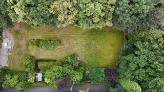 Zeer mooi en zeer rustig gelegen bouwgrond van 8 are voor open bebouwing.<br />Residentieel gelegen vlakbij het golf-en meerdomein en op 1,7km van scholen Atheneum.<br />Breedte: 25,77 meter - diepte: 31 meter.<br />Oriëntatie: oost. <br />Kroonlijsthoogte: 6,5m bij plat dak en 6m bij hellend dak. <br />Geen bouwverplichting.<br />Hoofdbestemming wonen en nevenbestemming, complementaire bedrijvigheid zoals een kantoor, diensten, handel en vrije beroepen indien ze verbonden zijn met de woonfunctie met een maximum van 100m² - zorgwonen toegelaten.<br />Goedgekeurde verkavelingsvergunning - woongebied met landelijk karakter - geen voorkooprecht ruimtelijke ordening - stedenbouwkundige vastgoedinfo in aanvraag.<br />Niet overstromingsgevoelig - perceelscore A. Opmetingskosten ten laste van kopers 950 euro.<br />Adres: Keerbergen, Wielewaalweg 1 (bouwgrond lot 2)