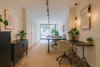 Saisissez dès maintenant votre chance de développer une entreprise florissante sur l'Eilandje !<br />Cet espace commercial prêt à l'emploi (environ 75 m²) situé dans le quartier animé de l'Eilandje constitue le point de départ idéal pour réaliser vos ambitions professionnelles.<br />Visibilité maximale, impact maximal : grâce à une vitrine accueillante, vous bénéficiez d'une bonne visibilité. L'espace respire le professionnalisme grâce à un aménagement intemporel et soigné qui fait immédiatement forte impression.<br />À l'arrière, vous trouverez des armoires encastrées qui permettent un rangement efficace. Il y a également une kitchenette séparée et des toilettes séparées.<br />L'emplacement est facilement accessible en transports en commun, à proximité des principales voies d'accès et entouré de lieux incontournables tels que le ZAS, le MAS et le Red Star Line Museum.<br />En bref : c'est l'occasion d'installer votre entreprise dans l'un des quartiers les plus prisés d'Anvers.<br />L'ensemble du bâtiment a été rénové en 2018. Metres carrés privés. Chauffage central au gaz.