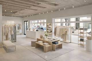 <p><span>RONSE - Bent u op zoek naar een polyvalent handelspand met kelder op toplocatie in centrum Ronse?</span></p><p><span> </span></p><p><span>Dan is dit pand misschien wel iets voor u!</span></p><p><span> </span></p><p><span>De belangrijkste kenmerken in een notendop:</span></p><ul><li><span>Ruim hoekpand met een bruikbare oppervlakte van ca 102 m²</span></li><li><span>Uitstekende ligging op een gezellig en levendig pleintje in hartje Ronse</span></li><li><span>Maximale zichtbaarheid dankzij de grote raampartijen en prominente hoeklocatie</span></li><li><span>Voormalige horecazaak met diverse bestaande aansluitingen en voorzieningen </span></li><li><span>Grote, open polyvalente ruimte geschikt voor diverse commerciële activiteiten</span></li><li><span>Keuken en sanitair aanwezig</span></li><li><span>Grote kelderverdieping met uitgebreide opslagmogelijkheden</span></li><li><span>Onmiddellijk beschikbaar</span></li></ul><p><span> </span></p><p><span>Richtprijs: €135.000</span></p>