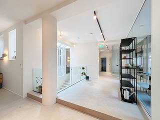 In de Onafhankelijkheidsstraat in Molenbeek bieden wij een volledig vernieuwde kantoorruimte van 170 m² te huur aan. Deze instapklare werkplek biedt een combinatie van open en afgesloten bureauruimtes, ruime vergaderfaciliteiten en praktische voorzieningen, waardoor ze perfect geschikt is voor bedrijven die op zoek zijn naar een efficiënte en aangename werkomgeving.<br /><br />Indeling:<br /><br />Bij binnenkomst bevindt u zich in een ruime inkomhal, die toegang biedt tot vier bureauruimtes. Twee van deze kantoren zijn volledig afgesloten voor extra privacy, terwijl de andere twee achter glazen wanden liggen, waardoor een open en lichtrijke werkomgeving ontstaat. Daarnaast beschikt deze verdieping over twee afzonderlijke toiletten voor personeel en bezoekers, een praktische berging die momenteel wordt gebruikt voor een printer en een trap die leidt naar de benedenverdieping.<br /><br />Op de benedenverdieping bevinden zich twee vergaderzalen. Verder is er een uitgeruste keuken met een ingebouwde vaatwasser en wasmachine. Aansluitend bevindt zich een moderne badkamer met een inloopdouche. Tot slot beschikt deze verdieping over twee aparte bergingen geschikt voor het opbergen van materialen. <br /><br />Huurprijs: €2,100 per maand + €200 provisie<br />Locatie: Onafhankelijkheidsstraat, Molenbeek<br /><br />Interesse? Vraag vandaag nog een bezichtiging aan via Dewaele.com.
