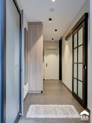 <p><strong>Exclusief penthouse van 157 m² met 2 slaapkamers, prachtige veranda, ruim terras met groenaanleg in hartje Lindelhoeven.</strong></p><p><br /></p><p>Gelegen op de tweede verdieping beschikt dit uitzonderlijk afgewerkte penthouse over een unieke combinatie van ruimte, comfort, energiezuinigheid en privacy op een toplocatie nabij het centrum van Lindelhoeven.</p><p><br /></p><p>De ruime leefruimte met open keuken baadt in natuurlijk licht dankzij de grote raampartijen en sluit naadloos aan op de stijlvolle veranda en het terras. Hoogwaardige materialen, talrijke maatwerk inbouwkasten en een verfijnde afwerking zorgen voor een luxueuze woonbeleving. Dankzij de unieke ligging geniet u bovendien van uitzonderlijke privacy met nauwelijks inkijk vanuit omliggende gebouwen.</p><p><br /></p><p>Met een E-peil van 17, EPC-label A, 10 zonnepanelen (4.000 Wp), ventilatiesysteem D, warmtepomp met vloerverwarming en actieve koeling én vier airco-units combineert dit penthouse maximaal comfort met een uitstekende energiezuinigheid.</p><p><br /></p><p>Inbegrepen zijn twee ondergrondse parkeerplaatsen met aanwezige krachtstroom en een ruime private kelderberging.</p><p><br /></p><p>Een unieke kans voor wie op zoek is naar ruimte, luxe, privacy en energiezuinig wonen op een toplocatie!</p><p><br /></p><p>Meerdere foto's beschikbaar op aanvraag.</p>