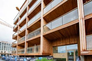 Gelegen in het Nieuw Zuid bevindt zich deze studio met zicht op het toekomstig bomenpark.<br />Zeer rustig gelegen.<br /><br />Op de eerste verdieping van dit nieuw appartementsgebouw ligt deze zeer fijne studio met afgeschermde slaaphoek en zalig terras (7m²). We komen de studio binnen via een ruime inkomhal met vestiaire, en een apart gastentoilet. De lichtrijke leefruimte is voorzien van een ingerichte open keuken voorzien van alle toestellen incl. afwasmachine. Het slaapgedeelte is voorzien van een vast bed, hiervoor is dus nog enkel een matras nodig. Het appartement is volledig geschilderd en voorzien van verlichting dus 100 % instapklaar. <br /><br />De aparte en zeer mooie badkamer is praktisch ingericht met een inloopdouche, lavabomeubel en plaats voor een wasmachine.<br /><br />Onmiddellijk beschikbaar <br /><br />EPC A++<br /><br />Maandelijkse kosten: €150 (incl. verwarming en warm water) – verbruik elektriciteit en water met individuele meters.