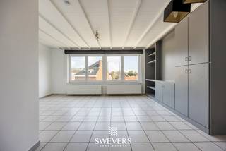 Voor meer info en foto’s, surf naar www.swevers.be – Dit instapklare appartement op de tweede verdieping, gelegen aan Radiostraat 34 bus 3...
