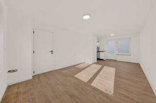 Welkom in deze instapklare woning, gelegen op een van de meest gegeerde locaties van Gentbrugge, vlak bij de prachtige Gentbrugse Meersen. Hier geniet je van een aangename woonomgeving waar rust, groen en een vlotte verbinding met het centrum van Gent samenkomen.<br /><br />Bij binnenkomst word je verwelkomd in een ruime inkomhal die toegang biedt tot de lichtrijke leefruimte met open keuken. Aansluitend bevindt zich een praktische berging. Vanuit de leefruimte heb je rechtstreeks toegang tot het zonnige terras en de tuin, waar je heerlijk kunt ontspannen. Verder beschikt het gelijkvloers over een gastentoilet.<br /><br />Op de eerste verdieping bevinden zich drie slaapkamers, waarvan twee volwaardige slaapkamers en een derde kamer die perfect dienst kan doen als kinderkamer of bureau. De badkamer is uitgerust met een moderne inloopdouche en toilet.<br /><br />Dankzij de praktische indeling, de aangename tuin en vooral de uitstekende ligging nabij de Gentbrugse Meersen is dit een ideale woning voor wie comfortabel wil wonen in een groene omgeving, met alle voorzieningen binnen handbereik.<br /><br />Interesse in deze woning? Neem gerust contact op via emre@devastgoedlink.be of 0456 65 05 26 voor meer informatie of om een bezoek in te plannen.<br /><br />Opmerking: enkele foto's werden digitaal bemeubeld om een beter beeld te geven van de inrichtingsmogelijkheden.
