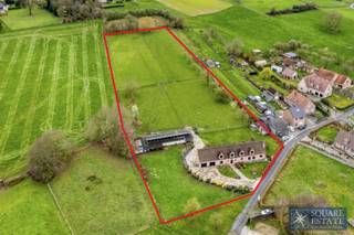 <p><span>Square Estate biedt u dit charmante en landelijk gelegen woning aan, met een prachtig uitzicht en talrijke mogelijkheden op een perceel van 1,17 hectare.</span></p><p><span> </span></p><p><span>Dit uitzonderlijke pand is als volgt ingedeeld : </span></p><p><span> </span></p><p><span>Op de begane grond: een hal, een lichte woonkamer, een eetkamer en een keuken. Deze drie ruimtes bieden u bovendien een adembenemend uitzicht op het landschap achter het huis. </span></p><p><span>Verder zijn er een berging, een badkamer, een kantoor en twee garages. </span></p><p><span> </span></p><p><span>Op de verdieping: vier ruime slaapkamers en een tweede badkamer.</span></p><p><span> </span></p><p><span>Er is ook een zolder aanwezig die extra opslagruimte biedt.</span></p><p><span> </span></p><p><span>Op dit grote terrein, buiten het huis, vindt u ook een tuinhuis, stallingen en een opslagruimte.</span></p><p><span> </span></p><p><span>Dit huis en het prachtige terrein zijn perfect geschikt voor grote gezinnen, dierenliefhebbers, maar ook voor iedereen die op zoek is naar een woonomgeving die comfort en het plattelandsleven combineert.</span></p><p><span> </span></p><p><span>Neem voor meer informatie of om een bezichtiging te plannen contact met ons op via 02/460.42.01 of info@square-estate.be </span></p>
