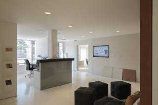 Bâtiment commercial prêt à emménager avec entrepôt (70 m²) et grand parking à louer à un emplacement privilégié à Courtrai.Ce bâtiment commercial...