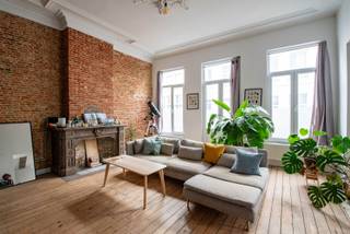 Super leuk 2 slaapkamer appartement op centrale ligging! Beschikbaar vanaf 01/04/2026!<br /><br />Gelegen op de 1ste verdieping van het gebouw vinden we dit lichtrijk appartement in het stadscentrum van Antwerpen.<br />Indeling: Inkomhal, gezellige leefruimte met open ingerichte keuken (voorzien van vaatwasser, koelkast, kookvuur, oven en dampkap ). Badkamer met lavabo en inloopdouche, toilet is apart. 2 slaapkamers. EPC van 234 kWh. Gas en elektriciteit met aparte meter. Maandelijkse kosten van € 125,00 voor het onderhoud van de gemeenschappelijke delen en voorschot voor het water.<br />Wees er snel bij en contacteer ons nu voor een afspraak ter plaatse!