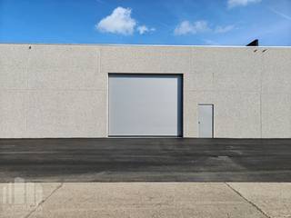 Uitstekend gelegen nieuwbouw <strong>KMO-unit van 712 m² te huur</strong>, op slechts 450 m van de op- en afrit 10 <strong>Beernem </strong>van de E40.<br /><br />De opslagruimte beschikt over een vrije hoogte van 6 m en is toegankelijk via een automatische sectionale poort met een aparte toegangsdeur. Daarnaast is de loods uitgerust met een lichtstraat met rookluik, de nodige elektriciteitsvoorzieningen en energiezuinige LED-verlichting.<br /><br />Op het terrein is ruime parkeer- en manoeuvreerruimte voorzien. Beschikbaar vanaf september 2026.<br />De ruimte is geschikt voor zowel <strong>opslag als uitvoeren activiteiten</strong>.<br />Tevens is het mogelijk om andere oppervlaktes te huren.<br /><br />Contacteer <strong>PANORAMA B2B</strong> voor bijkomende (technische) inlichtingen, plannen of een vrijblijvend plaatsbezoek via <strong>0479 01 70 70</strong>.