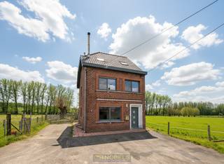 <br /><strong>GROTENDEELS GERENOVEERDE WONING</strong> met diepe tuin en tal van mogelijkheden op een <strong>PERCEEL VAN MAAR LIEFST 1.538</strong><strong> M</strong><strong>²</strong> in het <strong>LANDELIJKE BRAKEL</strong>. Deze woning combineert <strong>REEDS UITGEVOERDE ENERGIEZUINIGE INGREPEN</strong> zoals <strong>DAKISOLATIE, HOOGRENDEMENTSGLAS</strong>, performant schrijnwerk en een <strong>RECENTE CONDENSATIEKETEL</strong>. Binnenin wacht een gezellige leefruimte, een <strong>VERDER IN TE RICHTEN KEUKEN</strong> en een <strong>RUIME BERGING</strong> met voorzieningen <strong>VOOR WASPLAATS EN DOUCHE</strong>. De <strong>VERNIEUWDE BADKAMER</strong> en <strong>VIER SLAAPKAMERS</strong> zorgen voor het nodige comfort. Buiten is er een gr<strong>OTE OPRIT MET MEERDERE PARKEERMOGELIJKHEDEN</strong> en een diepe tuin, ideaal voor het <strong>HOUDEN VAN KLEINVEE</strong> of het <strong>AANLEGGEN VAN FRUITBOMEN</strong>. Dankzij de doorgetrokken <strong>STADSWATERLEIDINGEN TOT ACHTERAAN HET PERCEEL</strong> is deze tuin perfect geschikt voor wie dieren wil houden of zelfvoorzienend wil tuinieren. Gelegen in een <strong>RUSTIGE STRAAT</strong>, doch vlot verbonden met centrum Brakel en omliggende steden.<br /><br />Adres: Hofveld 2 te Brakel<br /><br />Geen renovatieverplichting.