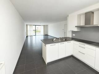 Overall:<br />- EPC label B<br />- natural gas heating<br />- immediately available<br /><br />Layout:<br />- entrance hall<br />- separate toilet<br />- 1 bedroom with ensuite bathroom with bath<br />- 1 bedroom with ensuite bathroom with shower<br />- kitchen (fridge with freezer, dishwasher, oven, stove, extractor, sink)<br />- storage room with connection for the washing machine<br />- spacious terrace<br /><br />In the basement, there is another parking space and storage room.