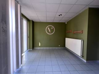 Op een centrale ligging te Dorp 14 in Lovendegem bevindt zich dit commercieel handelspand met een bruikbare oppervlakte van 204 m². Dankzij de ruime oppervlakte en flexibele indeling biedt dit tal van mogelijkheden voor diverse commerciële activiteiten zoals kantoor of praktijkruimte. <br /><br />De ruimtes kunnen volledig naar eigen wensen en noden ingericht worden, waardoor u het pand perfect kan aanpassen aan uw activiteit. <br /><br />Het pand is reeds voorzien van een keuken, toiletten en een douche, wat zorgt voor extra comfort voor personeel en bezoekers. <br /><br />Daarnaast bestaat de mogelijkheid om bijkomend aan te kopen: <br />- een extra bergruimte / opslagruimte <br />- 2 garageboxen aan 20.000,00 euro per stuk <br />- 5 parkeerplaatsen aan 5.000,00 euro per stuk <br /><br />Een interessante opportuniteit voor ondernemers of investeerders die op zoek zijn naar een ruim handelspand met potentieel op een goede locatie in Lievegem. <br /><br />Heeft u interesse om dit pand te bezichtigen? Aarzel niet om ons te contacteren via 09 395 05 40 of verkoop@concept-home.be