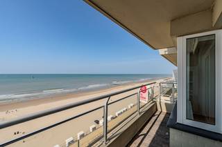 Doorloper 2-slaapkamer appartement te koop te Middelkerke. Het appartement heeft twee terrassen en bevindt zich langs de Zeedijk 34, op...