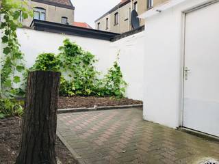 - Een bezoekmoment aanvragen kan via onze website: https://vicusvastgoed.be/nl/te-huur .<br />- Ga naar het respectievelijke pand en klik op ‘bezoek aanvragen’.<br />- Na invullen van ‘mijn huurprofiel’ koppelen wij spoedig terug.<br /><br />NIET BELLEN<br /><br />In de Beeldhouwersstraat, in het bevallige Sint-Amandsberg, vinden we deze statige woning met karaktervolle authentieke deuren en authentieke trappenhal. <br /><br />Het huis heeft op het gelijkvloerse niveau een ruime leefruimte en een keuken, ingericht ZONDER toestellen. <br />Via het schuifraam komt u tot de aangename buitenruimte. Daarnaast is er ook de badkamer (met ligbad met douchefunctie, wasmeubel en toilet) en nog een toilet in een aparte ruimte! <br /><br />Via de charmante authentieke trap komt u tot de bovenverdiepingen. <br />Het huis telt 4 slaapkamers en heeft een ruime kelder. <br /><br />Mobiliteit-score Realo: 87%! Vlakbij de R40, op 4 min. fietsen van Station Gent-Dampoort, op 1,8 km van de afrit snelweg, op ca. 10 min. fietsen van het centrum van Gent,...