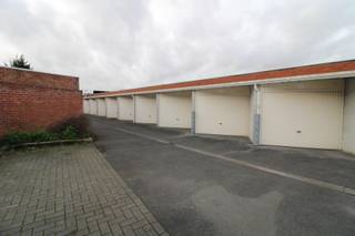 Deze afgesloten garagebox (nr.13) in centrum Koekelare is gelegen vlak naast De Kroon, aan het Sint Maartensplein.<br />Garage dient enkel gebruikt te worden als parkeerplaats van een voertuig. Geen stockageruimte. <br /><br />Afmetingen:<br />Diepte: rechterkant: 5.2m, linkerkant: 6.6m.<br />Breedte: 2.8m<br />Hoogte garagepoort: 2.1m<br /><br />Syndickosten inbegrepen. Vrij 1/09/2026. Huurprijs 92 €/mnd