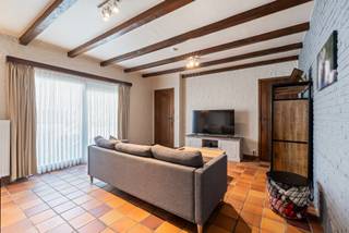 [[ DIT PAND NEEMT DEEL AAN DE ERA OPEN HUIZEN DAG OP 19/9 VAN 16:00 TOT 17:00 ]]
<h1>Woning met twee slaapkamers te koop in rustige omgeving in Waregem</h1>

<p>Deze gezellige en instapklare woning is rustig gelegen in Waregem en biedt een praktische indeling met alle nodige comfort. Dankzij de twee slaapkamers, ruime garage, buitenruimte en extra zolderkamer beschikt de woning over heel wat mogelijkheden. De woning is bovendien voorzien van zonnepanelen en heeft geen renovatieverplichting.</p>

<p><strong>Indeling:</strong></p>

<ul><li><strong>Gelijkvloers:</strong> inkomhal, gezellige leefruimte met berging, keuken met eetplaats en aansluitende wasplaats, badkamer met bad/douche, dubbele lavabo en toilet. Buiten beschikt de woning over een aangename koer, een ruime garage en voldoende parkeergelegenheid voor de woning.</li><li><strong>Eerste verdieping:</strong> twee slaapkamers.</li><li><strong>Tweede verdieping:</strong> praktische zolderkamer, ideaal als extra bergruimte.</li></ul>

<p><strong>Troeven:</strong></p>

<ul><li>
	<p>Instapklare woning</p>
	</li><li>
	<p>Rustige ligging in Waregem</p>
	</li><li>
	<p>Voldoende parkeergelegenheid</p>
	</li><li>
	<p>Zonnepanelen aanwezig</p>
	</li><li>
	<p>Geen renovatieverplichting</p>
	</li></ul>

<p>Wenst u meer informatie of wilt u deze woning graag ter plaatse bekijken? Neem gerust contact op met Sofie via <strong>0474 222 182</strong>.</p>