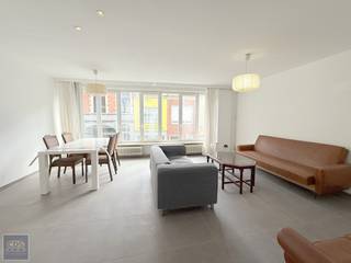 <strong>Co-housing appartement dichtbij oprit E40 en IMEC!</strong><br />In het centrum van Leuven, op korte afstand van het historisch stadscentrum, de universiteitscampussen en UZ Gasthuisberg, bevindt zich dit bemeubeld appartement van 95 m² dat onmiddellijk beschikbaar is. Dankzij de ligging geniet u van een uitstekende bereikbaarheid met het openbaar vervoer en een vlotte aansluiting naar de E40 en E314.<br />Het appartement omvat drie slaapkamers, een ruime woonkamer, een ingerichte keuken, een badkamer, een apart toilet en een praktische berging. Het wordt volledig bemeubeld verhuurd en is instapklaar, ideaal voor wie comfortabel en centraal wil wonen in Leuven. Co-housing is toegestaan, waardoor het appartement ook geschikt is voor studenten, collega’s of vrienden die samen willen huren. De bruikbare vloeroppervlakte bedraagt 95 m² volgens EPC. Centrale verwarming op aardgas, EPC-label C met een score van 213 kWh/m²jaar. De maandelijkse huurprijs bedraagt €1.550, exclusief verbruik van energiekosten en gemeenschappelijke delen.<br />Voor meer informatie of een bezoek kunt u contact opnemen via 0497/58 11 18 of mailen naar info@cdsimmo.be