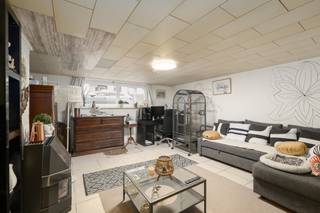 <p><strong>Te koop: gezellig appartement in de Langestraat, hartje Oostende, op wandelafstand van het strand en het station</strong></p>

<p> </p>

<p>Dit charmante appartement, gelegen in een rustig deel van het centrum, combineert een centrale ligging met een aangename woonomgeving. Dankzij de nabijheid van het treinstation en het openbaar vervoer is het perfect bereikbaar. Bovendien zijn er geen syndicuskosten, wat een belangrijke financiële troef is. De ligging op wandelafstand van het strand maakt het ideaal voor wie graag geniet van de zee en de stad.</p>

<p> </p>

<p><strong>Indeling</strong><br />Gelijkvloers: Living met natuurlijke lichtinval en directe toegang tot de koer. Een functionele keuken met basisvoorzieningen. Aansluitend een slaapkamer met voldoende ruimte voor een dubbel bed en grote kasten. Een badkamer badkamer met douche en wastafel. Een apart toilet en een koer als buitenruimte</p>

<p> </p>

<p><strong>Troeven</strong></p>

<ul><li>Geen syndicuskosten</li><li>Centraal gelegen nabij strand en openbaar vervoer</li><li>Rustige ligging in het stadscentrum</li></ul>

<p> </p>

<p><strong>Neem vandaag nog contact op met Guilliano via +32475345476 voor een bezoek.</strong></p>

<p><br /><strong>JOUW DROOMHUIS. ZO GEVONDEN!</strong></p>