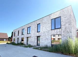 Deze woning wordt gebouwd volgens de laatste energetische normen en is uitgerust met een <strong>geothermische warmtepomp</strong> en een <strong>regenwater recuperatiesysteem</strong>.<br /><span>Op het gelijkvloers vind je de inkomhal met apart gastentoilet en berging. Verder is er de woonkamer en eetplaats met mooi zicht naar de tuin. De keuken is volledig ingericht en voorzien van alle toestellen. Op de eerste verdieping vind je drie slaapkamers, een apart toilet en een ingerichte badkamer. Standaard wordt er een </span>privétuin en <strong>tuinberging</strong><span> voorzien. </span><br />Meer info? Contacteer Christophe Blassieaux via 014 48 26 81 of Christophe.blassieaux@matexi.be