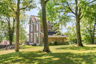 <p>Gelegen op de mooiste locatie van Mont-de-l'Enclus: Charmant landhuis met een FANTASTISCH 240° UITZICHT, uniek gelegen aan de voet van het Kluisbos op een perceel van 1400m². <br /><br />Deze eigendom combineert karakter, rust en een adembenemend panoramisch zicht, en biedt bovendien tal van mogelijkheden .<br /><br />INDELING:<br />Inkomhal, gezellige leefruimte met open haard en prachtig uitzicht, gedeeltelijk geïnstalleerde keuken, veranda, bureau en toegang tot de kelder. Nachthal, 3 slaapkamers, dressing en badkamer met ligbad en douche. <br />Buiten geniet u van een zuidwest georiënteerde tuin, terras, werkplaats en ruime oprit met plaats voor meerdere wagens.<br />Dit pand is deels te renoveren, maar biedt een enorme opportuniteit voor wie op zoek is naar een unieke ligging met karakter en uitbreidingsmogelijkheden.<br /><br />Voor wie is dit pand ideaal?<br />♦ Voor liefhebbers van natuur en panoramische zichten in de Vlaamse Ardennen.<br />♦ Voor kopers die een charmante woning willen renoveren naar eigen smaak.<br />♦ Voor wie op zoek is naar een uitzonderlijke locatie<br /><br />Bezoek na afspraak met Immo Beguin, jouw vastgoedexpert sinds 2009.<br /><br />✉️ sophie@immobeguin.be</p>