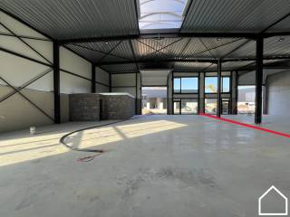 Moderne KMO-unit met uitstekende bereikbaarheid en een totale oppervlakte van 266m².Op slechts 10 minuten rijden van Ieper bevindt zich deze...