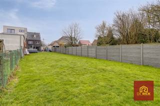 Centraal gelegen, energiezuinige woning nabij winkels, supermarkten en met vlotte verbinding naar de E40.De woning omvat een inkomhal, een...