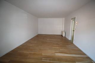 Dit appartement combineert een ruime, lichtvolle leefruimte met een open, praktische keuken. Verder zijn er twee slaapkamers, een badkamer en...