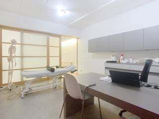 Goed gelegen commercieel gelijkvloers met verschillende mogelijkheden. Bent u op zoek naar een kantoorruimte of een praktijk? Aarzel niet...