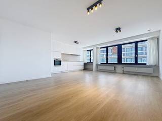 Gerenoveerd 2-slaapkamer appartement te huur in Oostende<br />Dit lichtrijke en recent gerenoveerde 2-slaapkamer appartement is gelegen in een centrale residentie te Oostende. Dankzij de uitstekende en gunstige ligging geniet u dagelijks van de nabijheid van winkels, openbaar vervoer, Jachthaven en de zeedijk. <br /><br />Indeling:<br />-Uitnodigende inkomhal voorzien van ingemaakte kast<br />-Ruime en lichtrijke leefruimte <br />-Moderne open keuken volledig ingericht en voorzien van alle toestellen<br />-Stijlvolle badkamer met een comfortabele inloopdouche &amp; dubbele lavabo<br />- Functionele berging met wasmachineaansluiting<br />- Apart toilet <br />- 2 grote slaapkamers <br />- Zonnig achtergelegen terras<br /><br />Troeven:<br />-Volledig gerenoveerd appartement <br />-Rustig en zonnig terras aan de achterzijde <br />-Centrale en gunstige locatie in hartje Oostende<br /><br />syndic: 95,-/maand (forfait)<br />Water en verwarming: €110,-/maand (provisies<br /><br />Ben je geïnteresseerd in dit gerenoveerde appartement te huur in Oostende? Ga naar de website, klik op het pand dat je wenst te huren en vraag je bezoek aan via de voorziene knop. Na het invullen van een kort profiel nemen wij contact met je op voor een bezoek. Telefonisch kunnen er geen afspraken gemaakt worden.
