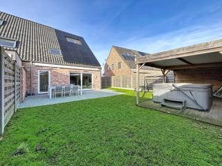 Energiezuinige halfopen bebouwing (bwj. 2016) op een boogscheut van allerlei faciliteiten bestaande uit een inkomhal met ingemaakte vestiairekast...