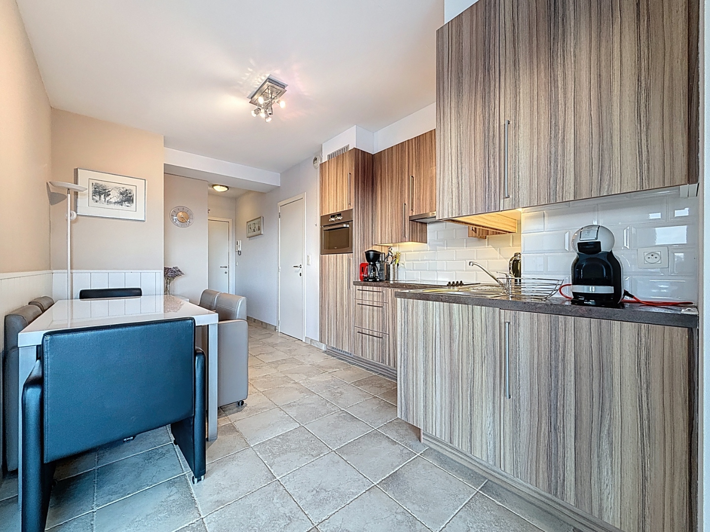 Élégant appartement d’angle idéalement situé à proximité de la mer, des commerces et des promenades, offrant une vue imprenable ! - photo 5